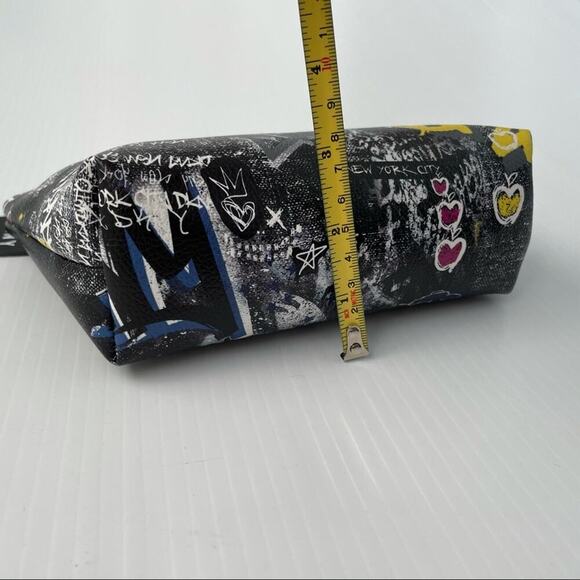🆕 DKNY graffiti print pouch streetwear style - Picture 9 of 12